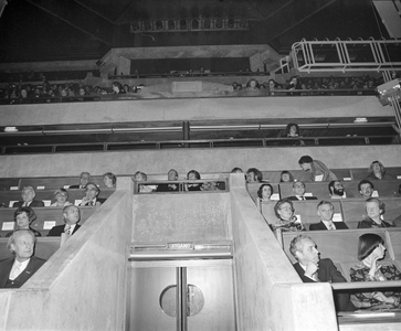 880316 Afbeelding van de tribune in de grote zaal van het Muziekcentrum Vredenburg te Utrecht, met genodigden, ...